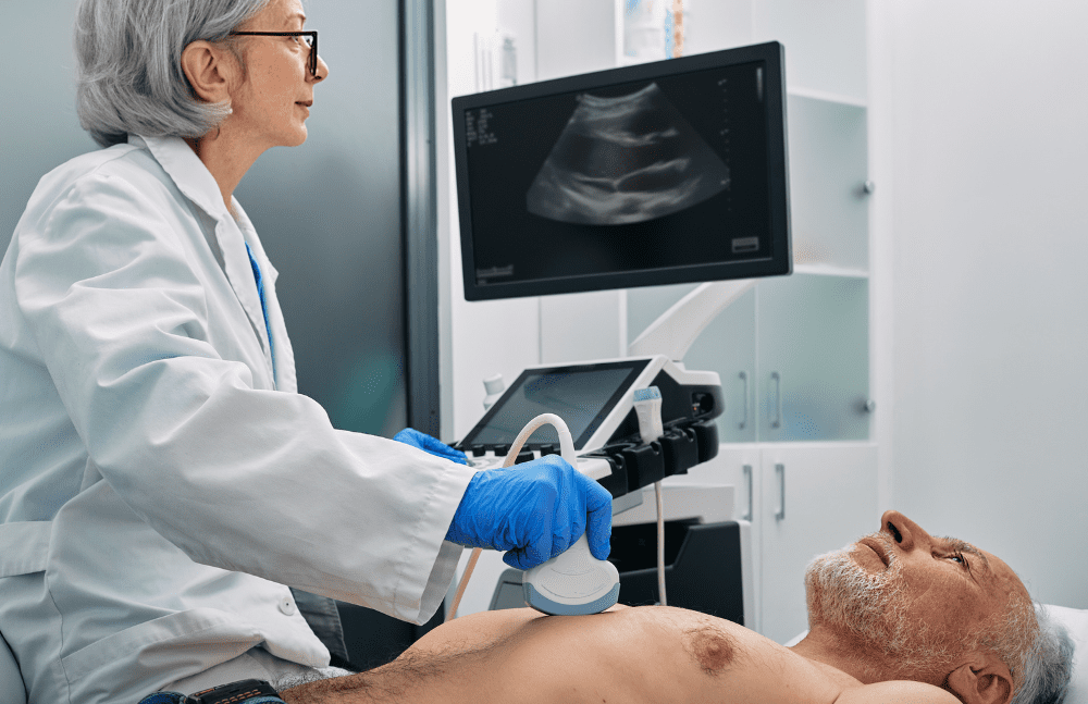 paciente realizando exame cardiológico preventivo na clínica da cidade, checkup do coração
